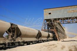 Image du Maroc Professionnelle de  Chargement et transport des phosphates par train à l'unité de production du Groupe OCP de L'Office chérifien des phosphates à Khouribga. Le Groupe OCP : Société anonyme fondée en 1920 et domiciliée au Maroc. Groupe OCP est le leader mondial des exportations des phosphates et produits dérivés, Mercredi 19 Septembre 2007. (Photo / Abdeljalil Bounhar) 